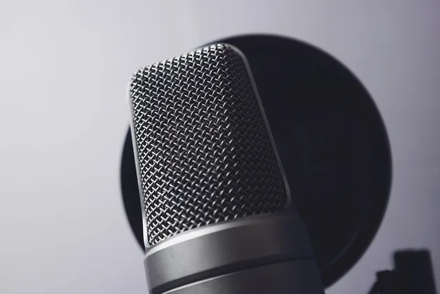 podcast, recording studio, microphone, music studio, spotlight, recording microphone, music, recording, studio podcast, music picture, podcast background, black and white, mic, broadcasting station. Confrontare letture degli host e spot prodotti
