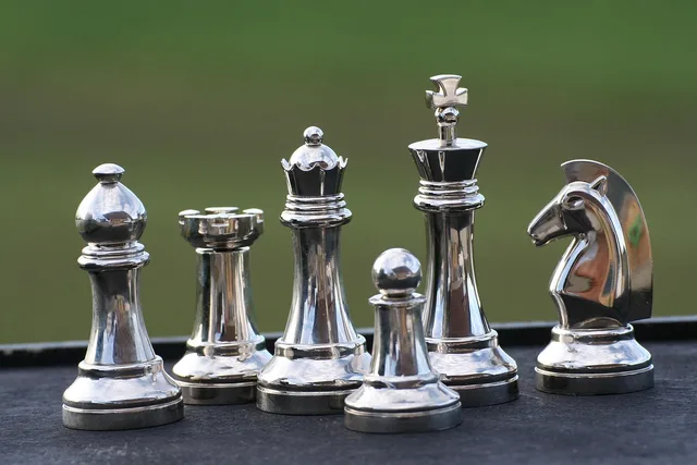 chess, chess piece, strategy, board game, king, chess board, game board, to play, playing field, strategy game, think, challenge, checkmate, figure, lady, black, white, decision, competition, metal, glittering, war, planning, springer, runner, chess, chess, chess, chess piece, chess board, checkmate, checkmate, checkmate, checkmate, checkmate, decision, decision, planning. Distinguere strategia media ed esecuzione dei canali